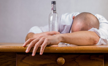 Assunzione di bevande alcoliche nei luoghi di lavoro: Normativa e controlli alcolimetrici